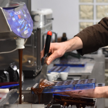 Cioccolato e stacco dei cioccolatini dallo stampo