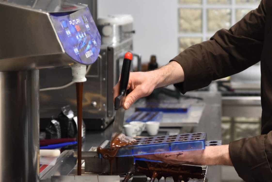 Cioccolato e stacco dei cioccolatini dallo stampo